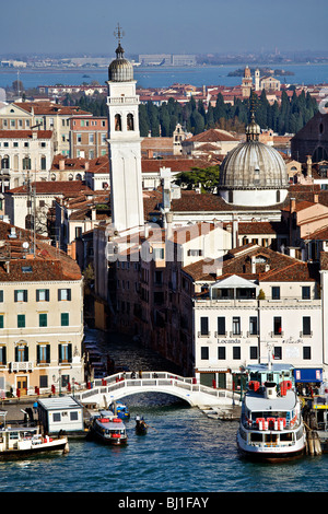 Der schiefe Turm von San Giorgio dei Greci in Venedig, Veneto, Italien Stockfoto