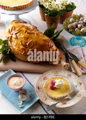 Einleuchtender ganze Lammkeule in Gebäck Wachteln Eiern Zitrone Torte Hauptmahlzeiten Stockfoto