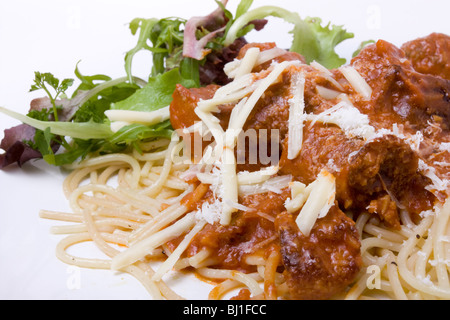 Zuhause gekocht Meatballs mit Spaghetti und Salat garniert Stockfoto