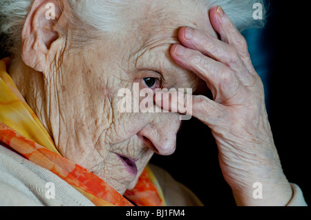 Eine ältere Frau, die Alzheimer-Krankheit, in eine Wohn-Hause spezialisiert auf die Betreuung von Menschen mit Demenz leiden. Stockfoto