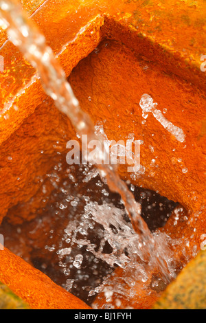 Eisenhaltige Thermalwasser planschen. Furnas, Insel Sao Miguel, Azoren, Portugal. Stockfoto