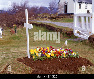 Neu vorbereitet Grab im Friedhof, Gloucestershire, England, Vereinigtes Königreich Stockfoto