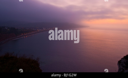 Seaton in Devon, wie von den Klippen in der Nähe von Bier in der Morgendämmerung zu sehen Stockfoto