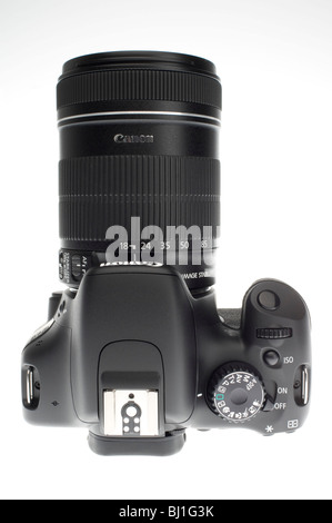 Canon EOS 550D oder Digital Rebel 2Ti digitale SLR-Kamera mit Videofunktion März 2010. Kamera mit 18-135mm f/3.5-5.6 ausgestattet. Stockfoto