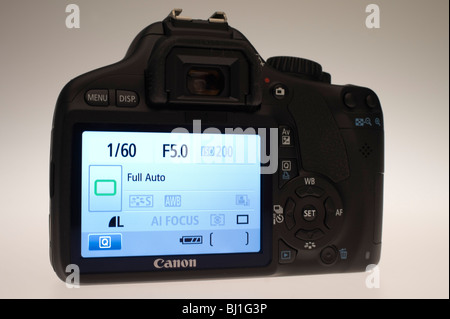 Canon EOS 550D oder Digital Rebel 2Ti digitale SLR-Kamera mit Videofunktion März 2010. Hinten 3 Zoll LCD-Anzeigen Benutzeroberfläche. Stockfoto