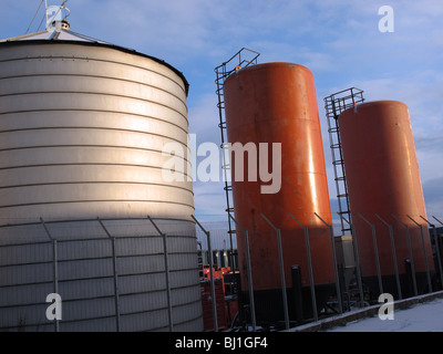 Ansicht von grauen und roten Gastanks über blauen Himmel - Nordsee-Öl-terminal - Aberdeen - Schottland - Großbritannien Stockfoto