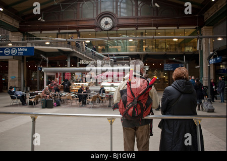 Paris, Frankreich, Paar hinten, Leute warten im historischen französischen Bahnhof 'Gare du Nord' Stockfoto