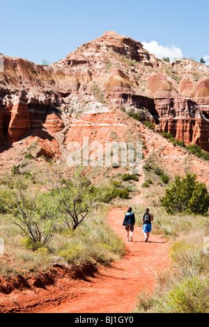 zwei Frauen auf dem Leuchtturm Peak Trail im Palo Duro Canyon wandern Stockfoto