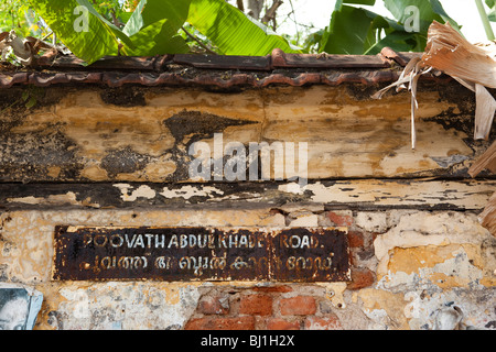 Indien, Kerala, Kochi, Fort Cochin, Poovath Abdul Khader Straße name Zeichen in den Sprachen Englisch und Malayallam Stockfoto