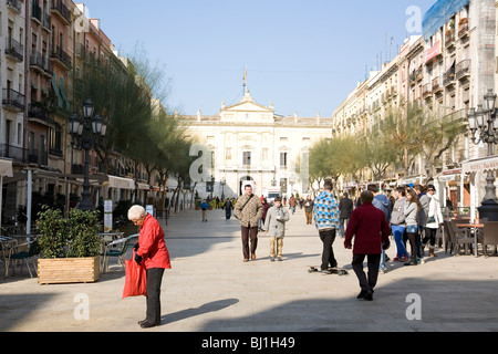 Tarragona-Rathaus in Placa De La Font in der Altstadt mit Fußgängern und Pflaster bars Stockfoto