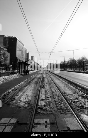 Perspektive-Straßenbahn-Schienen im Zentrum von Warschau, Polen, Osteuropa, EU Stockfoto