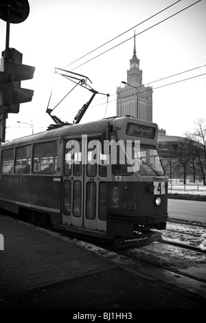 Straßenbahn in die Innenstadt und Pałac Kultury ich Nauki (Palast der Kultur und Wissenschaft), Warschau, Polen, Osteuropa, EU Stockfoto