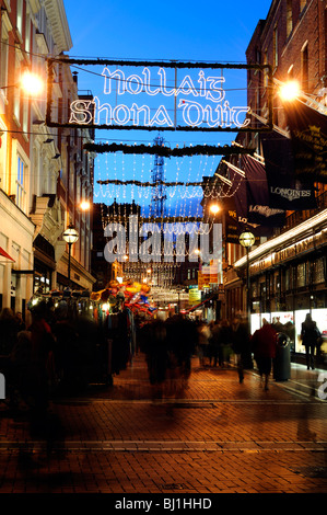 Weihnachtsbeleuchtung Dekorationen Wicklow Street Dublin Stadt Irlands traditionelle Gruß Frohe Weihnachten an euch im gälischen Stockfoto