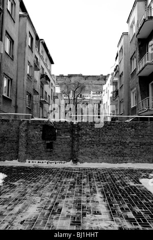 Vorderseite einer der zwei verbliebenen Teile der Mauer Warschauer Ghetto, Polen, Osteuropa, EU Stockfoto