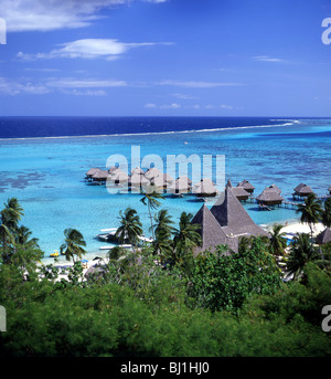 Ansicht der Kabinen über Meer, Hotel Sofitel Moorea, Tahiti, Französisch-Polynesien Stockfoto