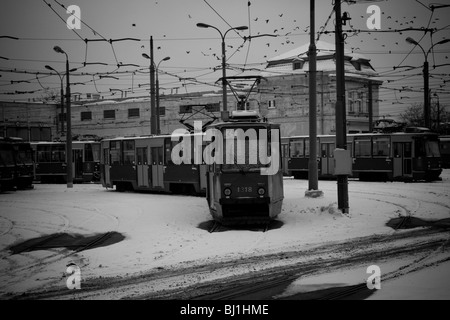 Straßenbahn-Depot und Krähen im Winter in der Stadt Zentrum von Warschau Polen, Osteuropa, EU Stockfoto