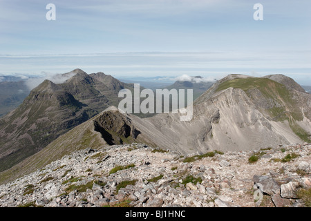 Ansicht West Beinn Eighe Grat vom Gipfel des Spidean Coire Nan Clach in Richtung Gipfelns und Ben Alligin Stockfoto