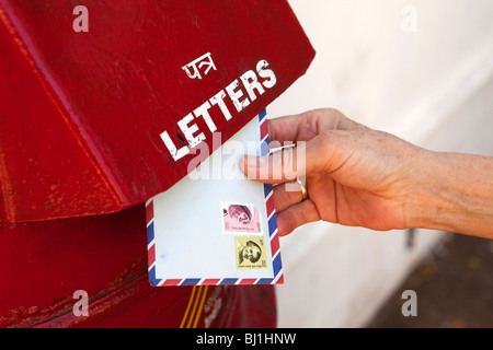 Indien, Kerala, Kochi, Fort Cochin, Frau Hand Entsendung Luft Brief im Briefkasten Stockfoto