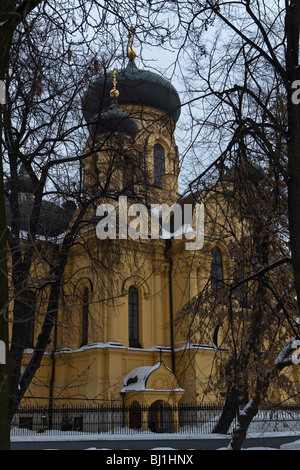 Zwischen Bäumen, vor der orthodoxen Kirche von Marii Magdaleny, Warschau, Polen, Osteuropa, EU Stockfoto