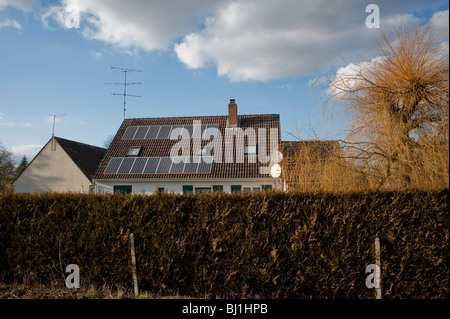 Somme-Region, nördlich von Frankreich, französisches Landhaus, draußen, Solaranlagen auf Dach Stockfoto