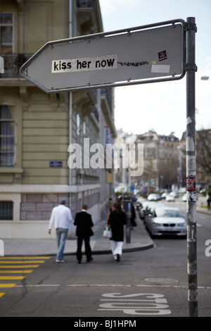 Küssen Sie ihr jetzt Graffiti auf der Rückseite ein Straßenschild, Genf, Schweiz Stockfoto