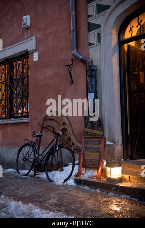 Altes Fahrrad in der Altstadt nahe dem Marktplatz (umgebaut als das Original), Warschau, Polen, Europäische Union (EU). Stockfoto