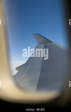 Flugzeugflügel während des Fluges durch Fenster gesehen Stockfoto