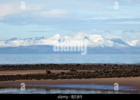 Isle of Arran, in den Firth of Clyde an Schottlands Westküste, von Irvine Hafen gesehen. Stockfoto