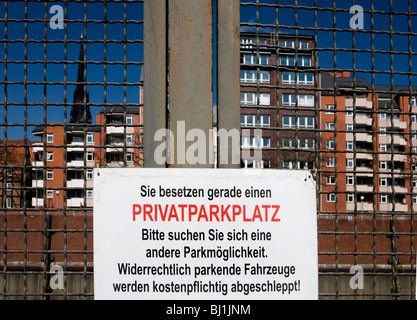 Parken verboten Schild mit der Aufschrift Privateigentum, werden illegal abgestellte Fahrzeuge auf Kosten des Besitzer, Hamburg, Deutschland abgeschleppt werden Stockfoto