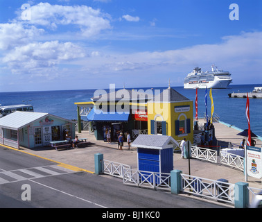 Uferpromenade mit Kreuzfahrtschiff, George Town, Grand Cayman, Cayman-Inseln, Karibik Stockfoto