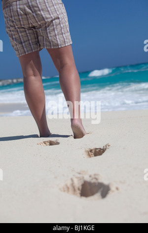 Blick auf ein Womans Beine, tragen Shorts am Strand in der Karibik Stockfoto