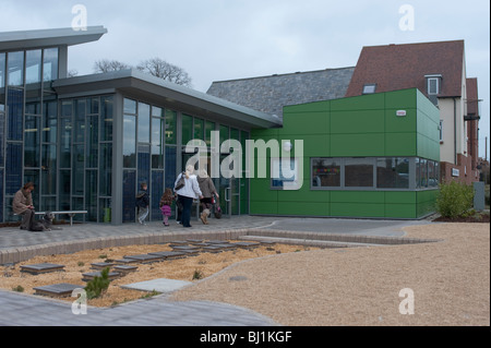 Leute gehen in Hamworthy Bibliothek Stockfoto