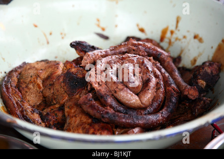 Gekochtes Fleisch, einschließlich Boereworsm aus Mzoli Metzgerei, Township Gugulethu, Kapstadt, Südafrika Stockfoto