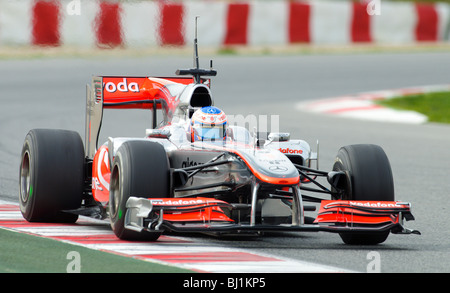 Jenson BUTTON (GB) im McLaren-Mercedes MP4-25 Rennwagen während der Formel-1-Tests auf Circuito de Catalunya, Spanien, 25.2.2010 Stockfoto