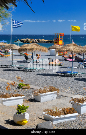 Der Strand in der Stadt von Kamari, Santorin, Griechenland. Stockfoto