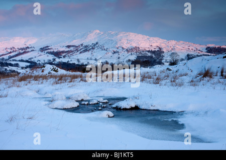 Wansfell, beleuchtet von der untergehenden Sonne im Tiefschnee entnommen Loughrigg fiel in der Nähe von Ambleside. Stockfoto