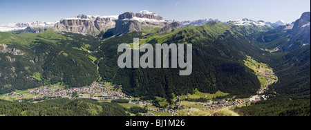 Luftaufnahme von Canazei, Fassa Tal mit Saas Pordoi Mount (Sella-Gruppe), Pordoijoch und Fedaia-pass Stockfoto