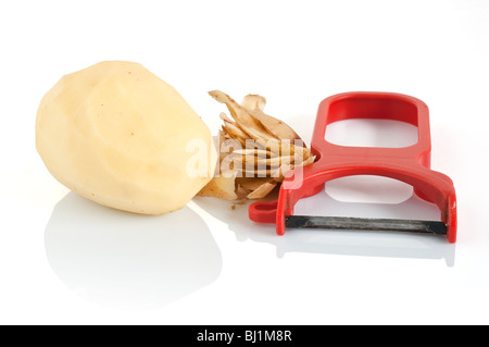 Kunststoff-Kartoffel-Pealer mit geschälten Kartoffeln isoliert auf weißem Hintergrund Stockfoto