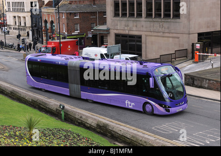 Eine kurvenreiche Bus in York in North Yorkshire England Uk Stockfoto