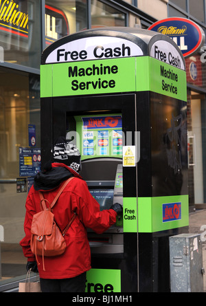 Frau mit Free Cash Machine service England Uk Stockfoto