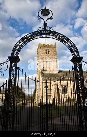 Str. Marys Kirche und schmiedeeisernen Tor, Kirkby Lonsdale, Cumbria, UK winter Stockfoto