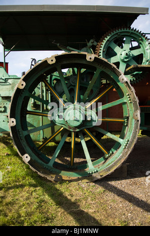 Nahaufnahme eines der großen Räder auf einer Dampfmaschine (Zugmaschine) Stockfoto