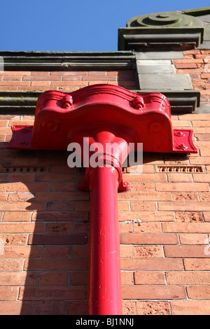 Ein altes Abflussrohr an einem Gebäude in einer Stadt, U.K. Stockfoto