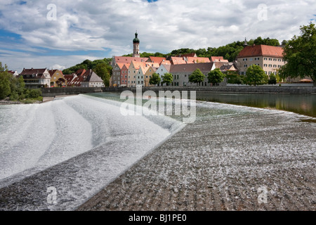 Fluss mit Stadtbild, Lech [Landsberg am Lech] Bayern, Deutschland Stockfoto