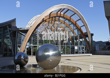 Wintergarten-Gewächshaus und Metallball im Sheffield City Centre England Großbritannien Stockfoto