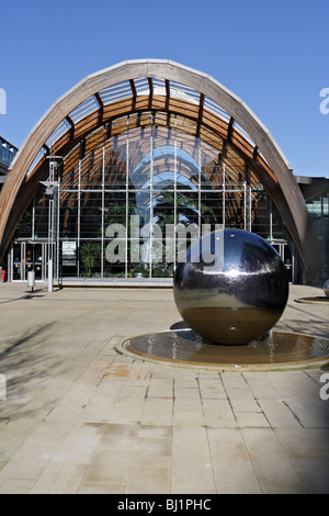 Winter Garden Glasshouse Millennium Square, und ein Stahlball in Sheffield, England Stockfoto