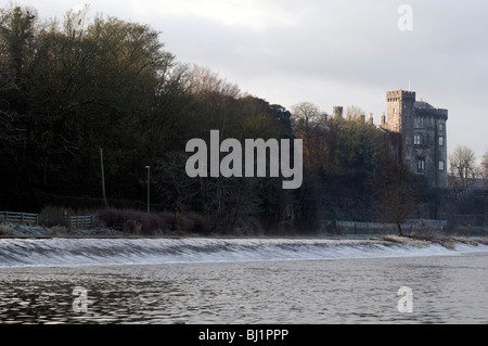 Blick auf Kilkenny Castle von einem Aussichtspunkt stromabwärts entlang dem Fluss Nore, Kilkenny, Irland Stockfoto