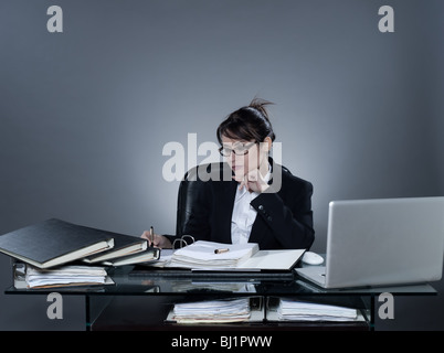 schöne fröhliche kaukasischen Frau Arbeiten beschäftigt computing Laptop Geschäftscomputer sitzen am Schreibtisch auf isolierte Hintergrund Stockfoto