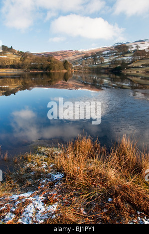 Die eisige Kälte Wasser der Ladybower Reservoir der derwent Hügel, Peak District spiegeln Stockfoto