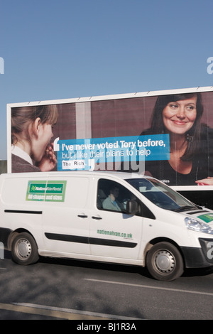 Ich habe noch nie gestimmt, Tory vor, aber ich mag ihre Pläne, Familien zu helfen verunstaltet 'Hilfe die reichen' Alphington Rd Exeter UK zu lesen Stockfoto